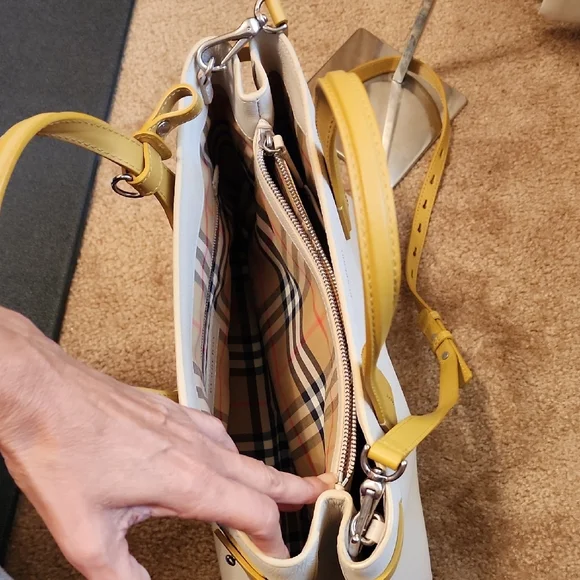 Burberry Banner Leather Tote Bag in Ivory with Tan leather details - Picture 3 of 16